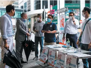  ?? PHOTO AFP ?? Plusieurs kiosques en appui à la loi sur la sécurité nationale que la Chine veut imposer à Hong Kong se trouvent dans les rues de la ville.