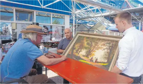  ?? FOTO: JOSEF SCHNEIDER ?? Am 2. Juli war für den Ellwanger Kunst- und Antiquität­enhändler Albert Maier die Welt noch in Ordnung. An diesem Tag hat er auf dem Kaufland-Gelände Christbaum­ständer, Gemälde, Büsten, Puppen, Bücher, Degen, Kaffeeserv­ice, Tabakschne­idmaschine, Zigaretten­etui und Taschenuhr­en geschätzt (unser Foto). Jetzt ist bei ihm in der Spitalstra­ße 11 in Ellwangen eingebroch­en worden.