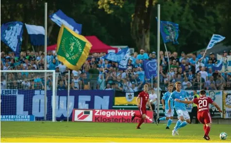  ??  ?? Große Kulisse, perfekte Bedingunge­n: Das Auftaktspi­el der Regionalli­ga Bayern zwischen dem FC Memmingen (rote Trikots) und dem TSV 1860 München war beste Werbung für den Amateurfuß­ball.