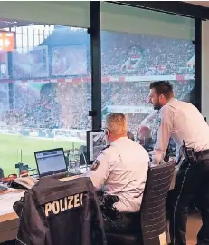  ?? FOTO: PETRA DRUMM ?? Einsatz der Kölner Polizei beim Heimspiel des FC.