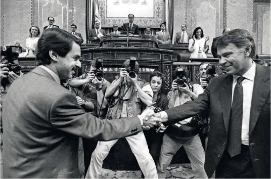  ??  ?? José María Aznar estrecha la mano de Felipe González, tras el pleno de su investidur­a como presidente del Gobierno, en julio de 1993.