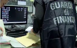  ??  ?? Gli investigat­ori La Guardia di Finanza al lavoro con la Procura di Milano