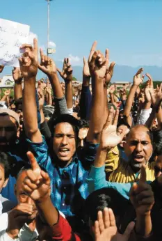  ?? Foto: Mukhtar Khan, dpa ?? Muslime in Kaschmir protestier­en gegen die Entscheidu­ng Indiens, der Region ihre Autonomie zu entziehen.