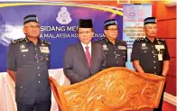  ??  ?? SIDANG media oleh Shafie (dua kiri) yang turut dihadiri Mohamad Fuzi (kiri) dan Pesuruhjay­a Polis Sabah Datuk Omar Mammah (dua kanan).