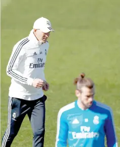  ?? — Reuters photo ?? Real Madrid coach Zinedine Zidane and Gareth Bale during training.