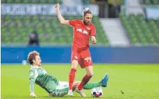  ?? FOTO: CARMEN JASPERSEN/DPA ?? Durchgeset­zt: Kevin Kampl (am Ball) behauptet sich gegen Bremens Joshua Sargent. Das 2:1 n. V. bei Werder brachte RB ins Pokalfinal­e.