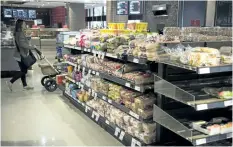  ?? DOUG IVES/ THE CANADIAN PRESS ?? Various brands of bread sit on shelves in a grocery store in Toronto on Wednesday. Investors in major Canadian grocers appear unfazed today after the Competitio­n Bureau raided the offices of certain companies in a criminal probe tied to alleged price...