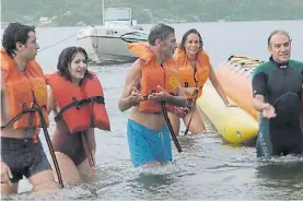  ??  ?? Al agua. La pareja central, con su hijo y dos amigos brasileños.