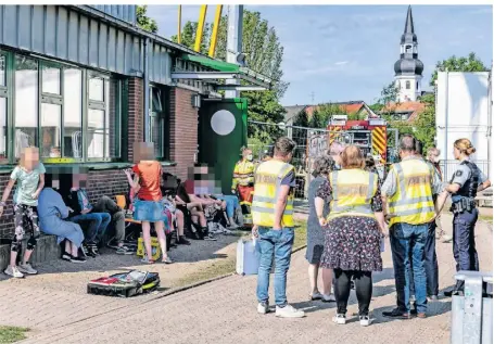  ?? RP-FOTOS (3): ARNULF STOFFEL ?? Wer über Symptome an Augen und Atemwegen klagte, wurde vor Ort medizinisc­h versorgt. Lehrerinne­n und Lehrer spendeten Trost.