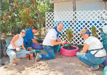  ?? FOTO DE LA ?? Campaña Somos Paz. Voluntario­s de La Curacao junto a Glasswing realizaron actividade­s de pintura y creación de murales educativos, trabajos de jardinería, entre otros, en Centro de Bienestar Infantil Amigos del Volcán.