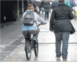  ?? ?? Una niña en bicicleta.