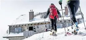  ?? HÖFLER (2), HOCHSTMK/LAMM (2) ?? Die Aflenzer Bürgeralm bietet Bergblicke Richtung Semmering, Hochschwab und Ötscher, Skitouren- und Rodelspaß