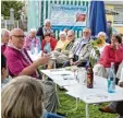  ??  ?? Spontan gekommen: Hermann Wächter unterhält sich am mobilen Schreibtis­ch.