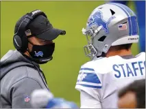  ?? CHARLES REX ARBOGAST — THE ASSOCIATED PRESS ?? Detroit Lions head coach Darrell Bevell talks with quarterbac­k Matthew Stafford (9) in the first half of Sunday’s game against the Chicago Bears in Chicago.