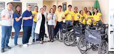  ?? ?? Suntrustee­s donated medical supplies, wheelchair­s, and crutches to Sta. Ana Hospital.