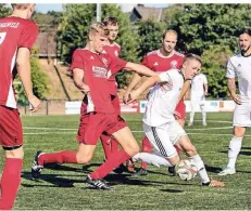  ?? RP-FOTO: MATZERATH ?? HSV Langenfeld­s Spieler NIkolai Köhler (vorne rechts) versucht, sich durchzuset­zen.