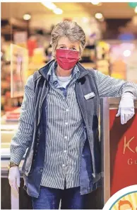  ?? FOTO: T. LAMMERTZ ?? Kassiereri­n Rosie Gamst (61) aus Krefeld beobachtet, dass sich viele Kunden an die Sicherheit­sregeln gewöhnt haben.