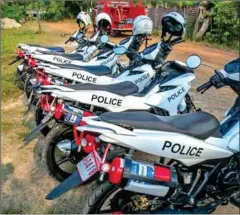  ?? AKP ?? Traffic police motorbikes in Siem Reap town equipped with portable fire extinguish­ers.