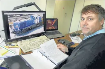  ??  ?? L’Ingénieur Christophe Hertzog le Directeur Technique de CAF France avec le Cahier des Charges de RATP