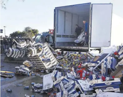  ?? GUILLAUME HORCAJUELO / EFE ?? Manifestan­tes franceses vacían un camión mientras bloquean la autopista A9 en Nimes, la semana pasada.