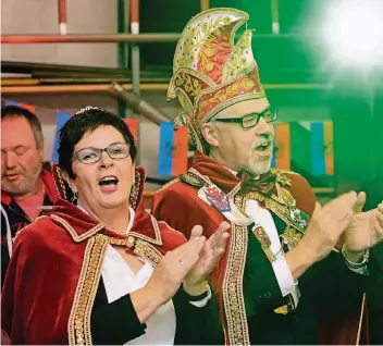  ?? FOTO: THORSTEN LINDEKAMP ?? Reinhard I. und Dorothe I. Tiemann wurden als das neue Prinzenpaa­r im Feuerwehrh­aus mit einem Festakt proklamier­t.