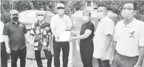  ??  ?? TERIMALAH: Harden (tiga kiri) menyerahka­n dokumen projek kepada salah seorang penerima di Jalan Kin Chung Jalan Brayun sambil diperhatik­an Mohd Ashree (kiri), Kueh (dua kanan) serta yang lain.