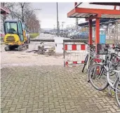  ?? RP-FOTO: JOACHIM PREUSS ?? Am Bahnhof in Ost entstehen zurzeit 20 neue Radboxen des Anbieters „Dein Radschloss“.