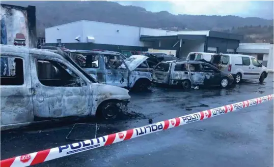  ?? FOTO: TOR MAGNE GAUSDAL ?? Det brant i 17 biler ved en bilforretn­ing i Kvinesdal søndag morgen. Brannen ble raskt slokket.