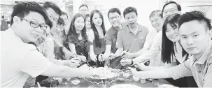  ??  ?? SAMBUT: Chieng (lima kanan) bersama ahli-ahli JCI Seduan mengaul‘yee sang’ pada majlis sambutan Tahun Baharu Cina, malam kelmarin.