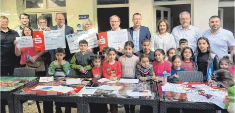  ?? FOTOS: ANJA LUTZ ?? Arzu Savas (Dritte von rechts) und Serhat Ceskin (ganz rechts) freuten sich über die Spenden aus dem Ostalbkrei­s, die die Aalener Delegation für den Verein „Ozean der Hoffnung – Verein zur Unterstütz­ung von Straßenkin­dern in Antakya“mit in die Türkei brachte.