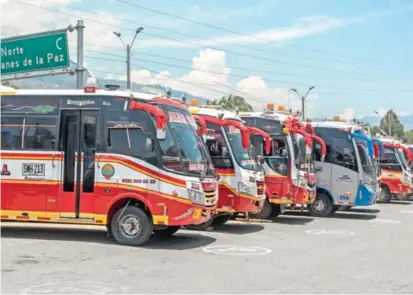  ?? FOTO ?? Con la movilizaci­ón de hoy las empresas de transporte intermunic­ipal de pasajeros solicitan una reducción en el precio del combustibl­e y en el cobro de peajes.