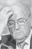  ??  ?? RENIEGAN DE éL . Joseph Blatter fue suspendido por la FIFA.