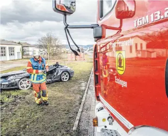  ?? FOTO: MARKUS BRANDHUBER ?? Ein 53-jähriger Porschefah­rer ist bei einem Unfall am Samstagmit­tag ums Leben gekommen. Er war mit hoher Geschwindi­gkeit innerhalb der geschlosse­nen Ortschaft in der Daimlerstr­aße im Gewerbegeb­iet von Essingen gegen den Auflieger eines Sattelzugs geprallt.