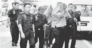  ?? — Gambar Bernama ?? KE MUKA PENGADILAN: Bekas pengurus bergelar ‘datuk’ dan lima lagi individu dihadapkan ke Mahkamah Sesyen Shah Alam semalam atas pertuduhan membuat tuntutan palsu bagi tuntutan kos pengangkut­an berjumlah lebih RM500,000 antara April 2008 hingga Mei 2014.