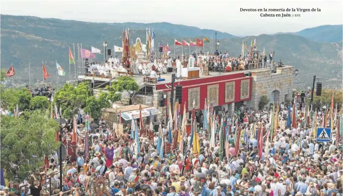  ?? ?? Devotos en la romería de la Virgen de la Cabeza en Jaén // EFE