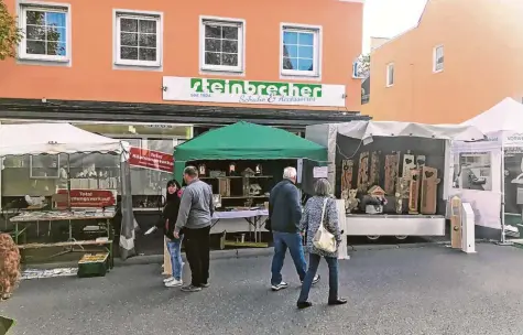  ?? Foto: Markus Steinbrech­er ?? Der Ärger über den Marktsonnt­ag in Mering ist bei Markus Steinbrech­er vom gleichnami­gen Schuhgesch­äft groß: Sein Laden war von Marktständ­en völlig zugebaut und daher für Kunden praktisch nicht zu erreichen.