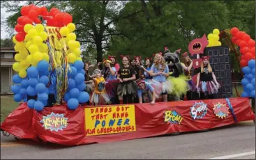  ?? Contribute­d Photo ?? Cheerleade­r float: Cheerleade­rs show their school spirit in the 2016 Hogskin Holiday Parade.