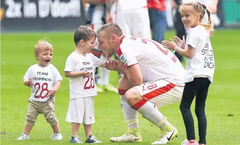  ?? FOTO: HOMÜ ?? Auch die Familie freut sich auf Rouwen Hennings’ Rückkehr: der Stürmer mit seinen drei Kindern nach dem Saisonfina­le gegen Aue auf dem Arena-Rasen.