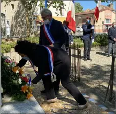  ??  ?? Le maire et Céline Benazet, adjointe, déposent la gerbe