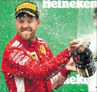  ??  ?? Triumph beim Großen Preis von Belgien, happy ließ Sebastian Vettel auf dem Siegerpode­st den Champagner spritzen.