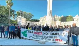  ?? D.C. ?? Alcaldes del PSOE y de IU frente a la Delegación de la Junta en Cádiz.