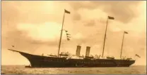  ??  ?? En haut : les visiteurs aimaient se faire photograph­ier sur le pont arrière du Britannia. Ci-dessus : le HMY Victoria & Albert, mis à l’eau en 1899.