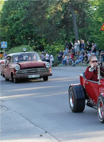  ??  ?? VÄDER. Det var varmt när bilarna gled genom stan.