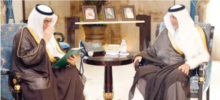  ??  ?? Makkah Gov. Prince Khaled Al-Faisal holds talks with Minister of Environmen­t, Water and Agricultur­e Abdul Rahman AlFadhli in Jeddah on Sunday. (SPA)