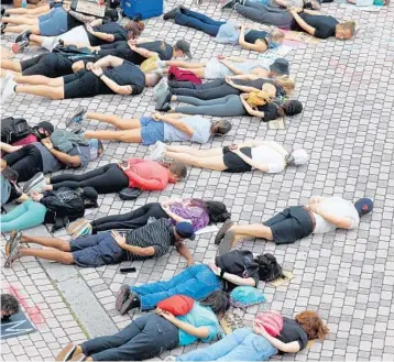  ?? MIKE STOCKER/SOUTH FLORIDA SUN SENTINEL ?? Protesters lie down in the middle of North Dixie Highway in West Palm Beach for 8 minutes and 46 seconds on Friday to represent the amount of time a police officer had his knee on George Floyd’s neck while he died.