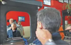  ??  ?? EN LA PELUQUERIA. Macri aprovechó para cortarse el pelo.