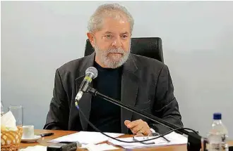  ?? Heinrich Aikawa - 20.jan.16/Instituto Lula ?? O ex-presidente Luiz Inácio Lula da Silva durante entrevista com blogueiros nesta semana