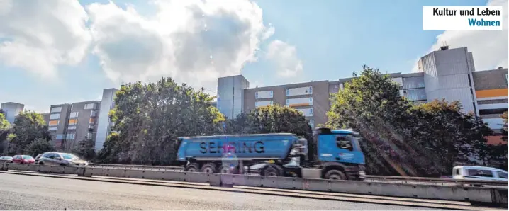  ?? Fotos: Frank Rumpenhors­t, dpa ?? Lastwagen und Autos direkt vor dem Küchenfens­ter – so leben die Bewohner der Papageiens­iedlung in Frankfurt Unterliede­rbach, Oliver Göbel zum Beispiel (Bild links). Doch er engagiert sich in der Nachbarsch­aft, genießt die Südseite des Balkons – und...