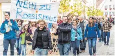  ?? FOTO: MARK HILDEBRAND­T ?? „Nein zu Rassismus“: Die Demonstran­ten laufen durch die Karlstraße in Tettnang.