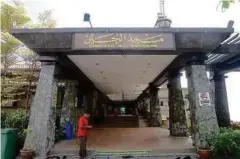  ??  ?? MASJID al-Hussain dihiasi batu granit berwarna kelabu.